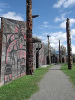 Totempfähle im Indianderdorf