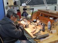 Holzschnitzer im Indianderdorf Ksan