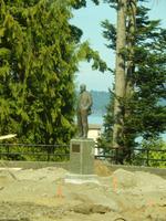 H. R. MacMillans Statue auf der Baustelle in Chamainus