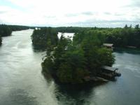 Blick aus dem Bus auf einige der 1000 Inseln