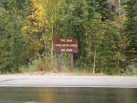 Hinweisschild auf Zeitwechsel am Eingang des Mt.Robson Parks