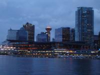 Vancouver - Blick vom Schiff auf Downtown am Abend