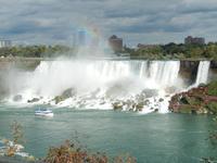 die amerikanischen Fälle im Sonnenlicht mit kleinem Regenbogen