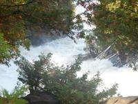 Besichtigung des Wasserfalls aus nächster Nähe