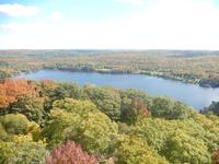 Blick von einem ehem. Feuerwachturm über die gefärbten Wälder
