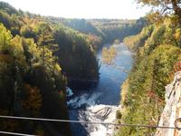 Blick von der Hängebrücke ins Tal