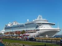 riesiges Kreuzfahrtsschiff im Hafen von Quebec