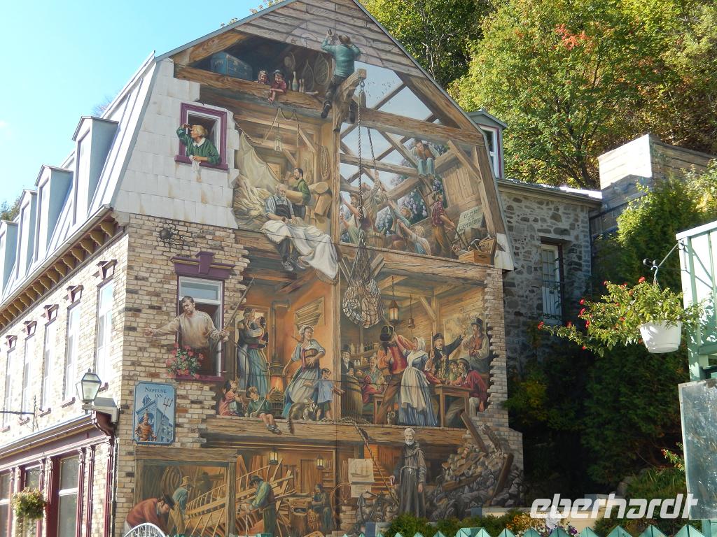 bemalte Hauswände in Quebec mit Geschichten der Stadt 