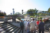 Wir gehen zur Bootsfahrt in Niagara