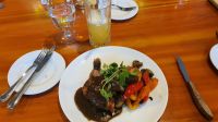 Abendessen in der Summerhill Pyramid Winery in Kelowna