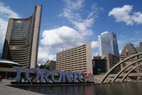 Am Nathan Philips Square in Toronto