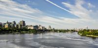 Auf Alexandra Bridge über dem Ottawa River 