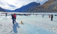 Auf dem Athabasca-Gletscher am Columbia Eisfeld