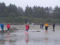 Barfuß am Strand (Wasser 14°C, Luft 11°C)