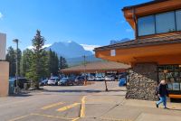Besucherzentrum im Ort Lake Louise - Blick zum Mount Temple