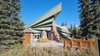 Besucherzentrum im Ort Lake Louise
