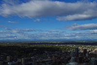 Blick über Calgary bis zu den Rocky Mountains