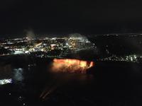 Blick vom Skylon Tower auf die Niagarafälle bei Nacht