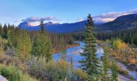 Bow River und Castle Mountain hinten links im Banff-Nationalpark
