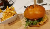 Erstes zünftiges Abendessen in Montreal, ein riesiger Cheeseburger