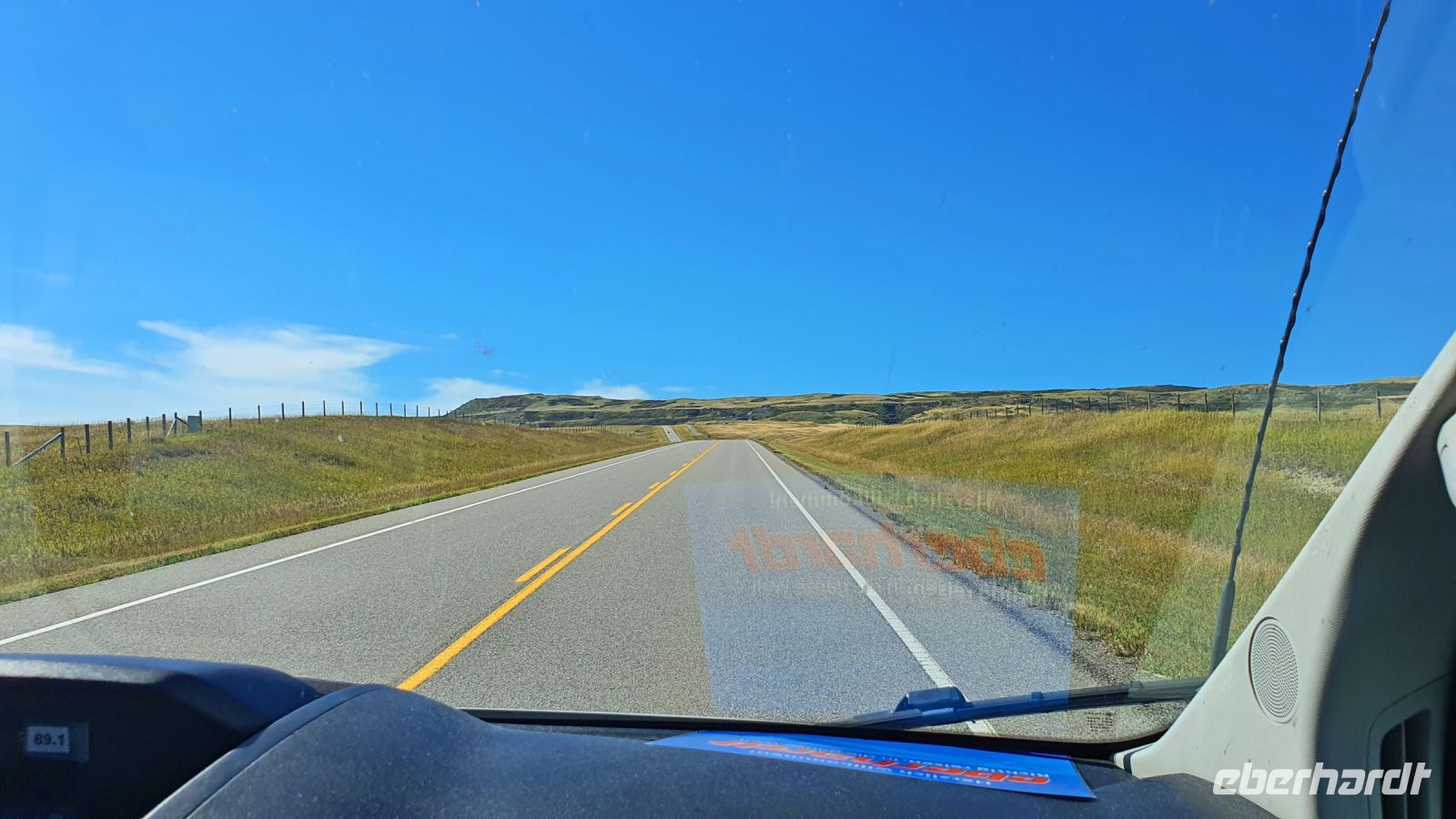 Fahrt durch die Weiten der Prärie in Alberta