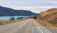 Fahrt nach Kelowna am Okanagan Lake