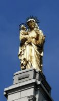 Figur der Großmutter Marias mit Maria im Arm auf der St. Anne Kirche