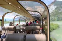 Im Panorama-Wagen des Canadian am Athabasca-Fluss in den Rocky Mountains