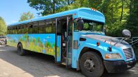Im umgestaltetem Schulbus durch den Omega Wildpark 