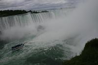 Maid of the Mist vor den Niagara-Fällen