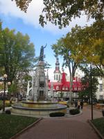 Quebec - Oberstadt, der alte Waffenplatz mit Monument für die 1615 angekommenen Priester
