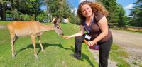 Reisebegleiterin Simone beim Füttern im Omega Park 