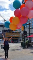 Reisebegleitung Simone probiert das mit den Ballons mal aus