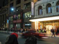 Schlange vor dem Theater