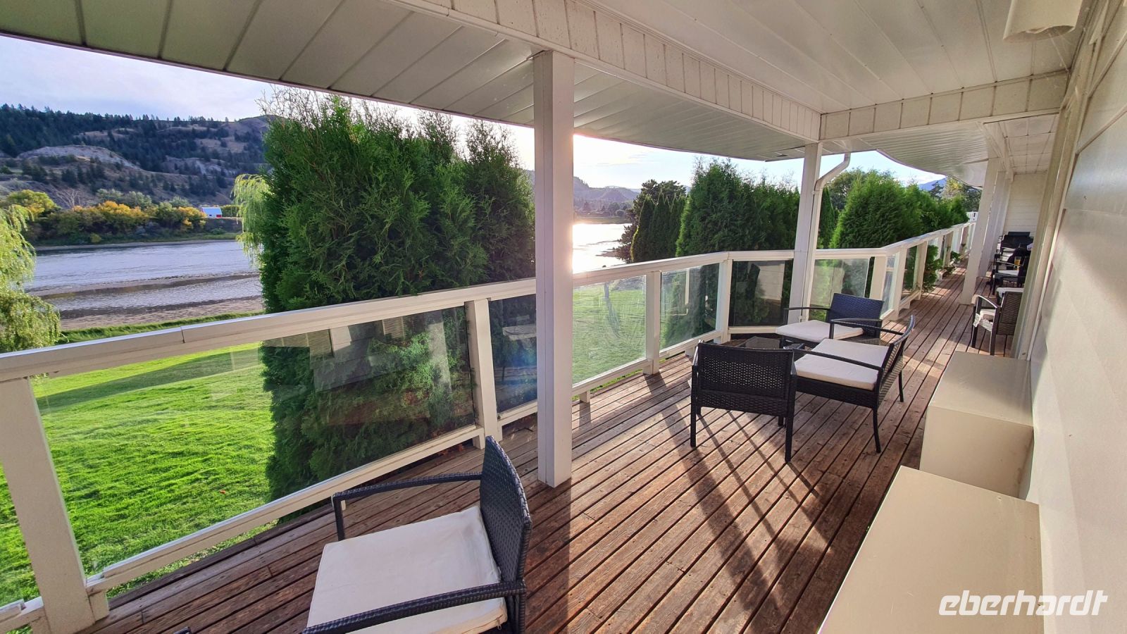 Terrasse mit Blick auf den South Thompson River