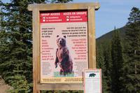Warnschild vor den Grizzly-Bären am Moraine Lake