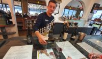 Weinverkostung in der Summerhill Pyramid Winery in Kelowna
