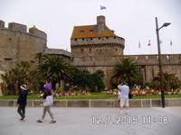 Blick auf die Stadtmauer mit Befestigungsaanlage in St. Malo