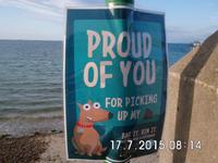 So kann man Leute auch zum Wegräumen der Hinterlassenschaft ihrer Hunde auffordern