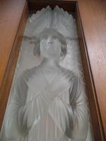 Glasfigur am Eingang der Glaskirche