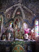 Scherben zieren auch den Altar der Little Chapel