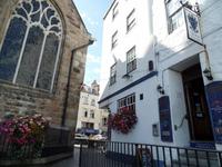 weltweit engster Abstand von Kirche und Pub