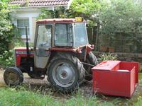 Fahrzeug des Arztes von Sark mit Anhänger für Krankentransport