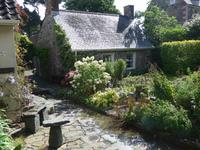 Garten in Sark mit alter Brunnenanlage