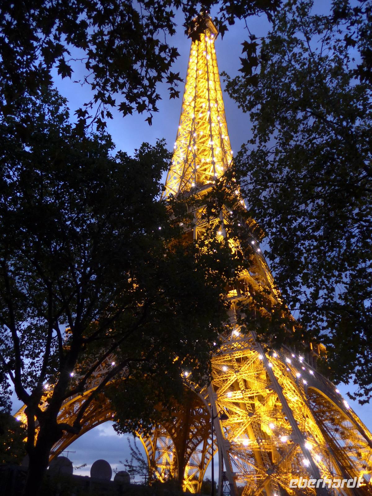 Eifelturm mit Lichtershow