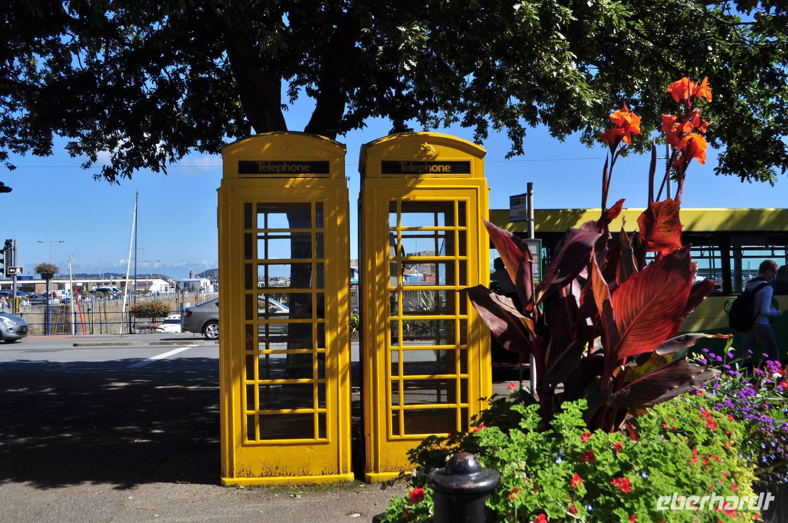 St Peter Port - Hauptstadt von Guernsey - Yellow Telephone Box Guernsey