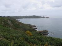 die Küste ist hier wieder anders geformt als wir es auf Jersey kennen gelernt haben - es bleibt spannend!