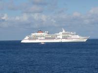 Kreuzfahrtschiff - geankert vor Sark