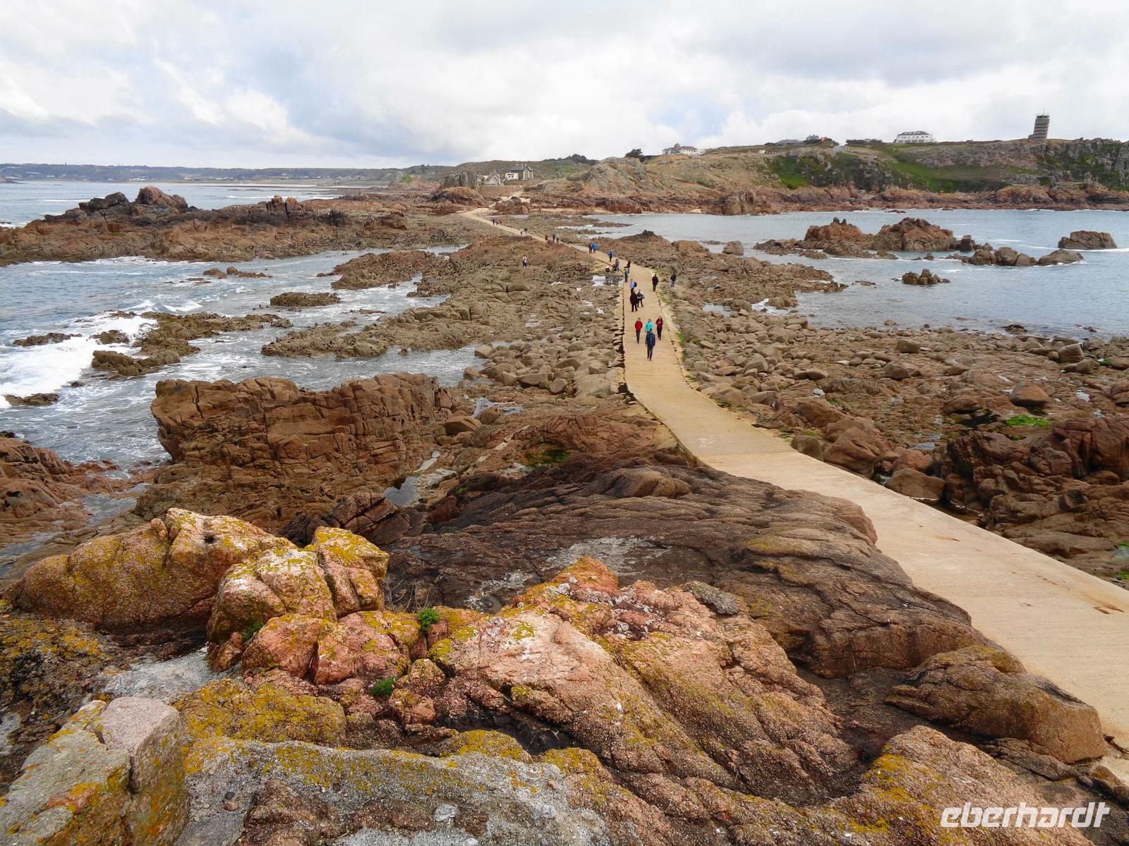 Jersey, Weg zum La Corbière Leuchtturm bei Ebbe 