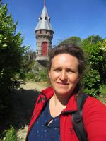 Reisebegleiterin Heike am Taubenturm im Seigneurie Garten